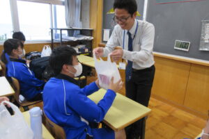 中学生生徒様に政府備蓄米1K詰めとマグカップを寄付♪